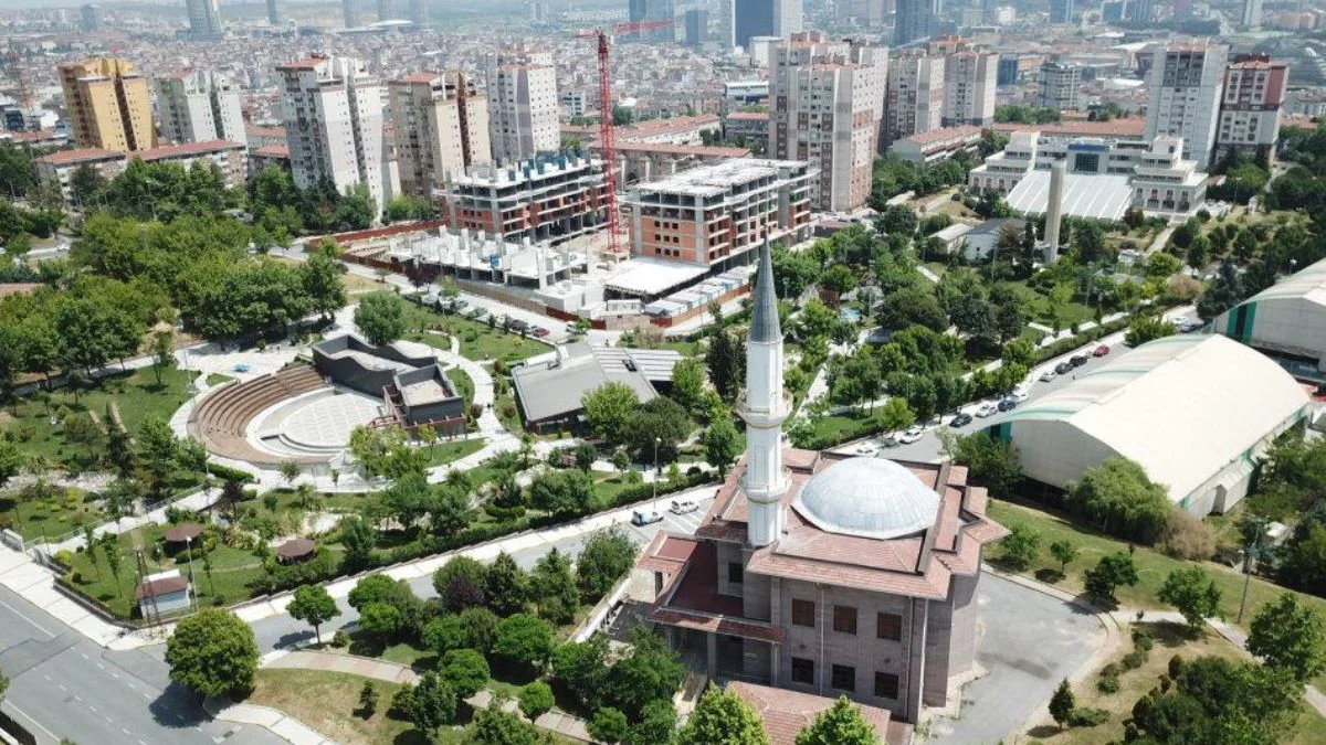 What real estate is it recommended for a foreigner to own in Istanbul in 2023?